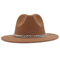 Détail d'un chapeau fedora marron à large bord orné d'une grosse chaîne en métal argenté - M(56-58cm) / Kaki