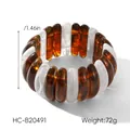 Vista detallada del brazalete de resina ámbar de 3,73 cm de ancho con mármol y dimensiones - Pulsera Gruesa de Contraste Marmoleada Ámbar (HC-B20491)