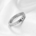 Macro di anello in acciaio argento 3mm con sfaccettature quadrate e piccolo diamante incastonato - US 6 / Acciaio con Strass