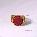 Dettaglio dell'anello multistrato dorato con pietra rosa e dimensioni incluse - Rodonite