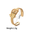 Detalle de anillo trenzado dorado con cierre en U y especificaciones de tamaño - Estilo D (Trenzado)