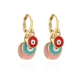 Detailansicht der Goldohrringe mit roten, blauen und rosa geschichteten Evil Eye Anhängern - 43304/Rot/Blau/Rosa