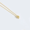 Minimalistische goldene Schlüsselbeinkette mit einem 3D Buchstaben D Anhänger poliert - Buchstabe D