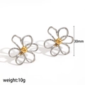 Nahaufnahme von 30mm Hohlblüten-Ohrringen mit goldenem Stempel und Silberdraht - Blumenring mit Silberrand und Goldkern (TR60362-SG)