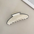 Pince à cheveux en acétate blanc crème avec bordure noire sur fond minimaliste - 10.5cm / Blanc Cassé