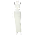 Dettaglio dell'abito bianco in maglia con scollo all'americana e ritaglio in vita - S / Bianco