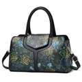 Detailansicht der Boston-Tasche mit Blumenmuster, Lederbesatz in Y-Form und goldener Hardware - Stil 1