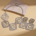 Détail d'un collier imposant avec des maillons carrés en métal argenté martelé chic - Set de 2 pièces / Argenté