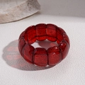 Detail van rode glitter acryl armband met onregelmatige geometrische kralen van hars - Rood