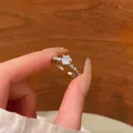Silberner verstellbarer Ring mit Zirkonia-Stein und strukturierter Oberfläche für Damen - Silber Runder Zirkon Reihenring (J927)