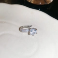 Dettaglio del ear cuff in argento con zirconi e micro-pave su sfondo di ceramica - Ear Cuff a Pietra Singola a Sei Griffe Argento (Singolo)