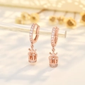 Elegante roségouden kroon oorbellen met witte zirkonia steentjes op een standaard - Roségoud