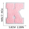 Toppa con lettera K in ciniglia rosa con misure di 7 cm su sfondo bianco - Lettera singola K / Rosa