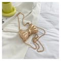 Dettaglio macro della borsa a tracolla fiocco metallico dorato con catena a perle - Oro Rosa Stile 6 (Tracolla a Catena con Perline)