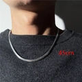 Dettaglio di una collana a catena serpente in acciaio inossidabile da 45 cm sul modello - Argento-45cm