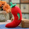 Dettaglio di un simpatico portachiavi in peluche a peperoncino rosso con catena dorata - Peperoncino