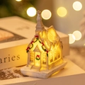 Miniatur-Weihnachtskirche aus Harz mit LED-Licht und festlichen Kranzakzenten - Stil B - Weiße Kirche
