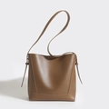 Bolso tipo cubo clásico de cuero marrón con correa ajustable y un diseño minimalista - Marrón