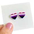 Vue détaillée des boucles d'oreilles cœur avec rayures colorées et texture en résine - Style Cœur Rayures Rose Blanc Violet Bleu Noir (7)