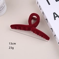 Vue détaillée de la pince à cheveux en velours rouge foncé de 13 cm avec spécifications - Pince à Cheveux Croisée Floconnée 13cm Rouge Vin