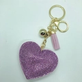 Llavero de corazón con diamantes rosas, cierre dorado, cascabel y borla rosa a juego - Tono Dorado + Violeta