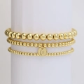 Set di tre braccialetti di perle d'oro impilati con ciondolo inciso con la lettera O - Lettera O