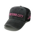 Dettaglio del ricamo New York City su cappello trucker in denim grigio lavato - Nero