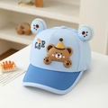 Dettaglio cappellino bimbo azzurro con orsetto in silicone 3D e orecchie a pois - 52cm (3-6 Anni) / Blu