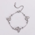 Dettaglio del bracciale a farfalla in argento con l'incisione 18KGP sulla medaglietta - Color Acciaio