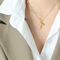 Gouden zeemeerminstaart ketting met witte parels op een model in professionele kleding - 40+5cm / Goud