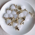 Primer plano de dijes de fresa perlados blancos con detalles dorados para joyería DIY - 3# Blanco Perlado