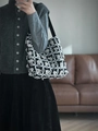 Borsa tote in tela nera con ricamo floreale 3D bianco e ampia tracolla a spalla - Ricamo Anemone 3D