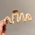 Elegante molletta per capelli ondulata con motivo marmorizzato crema e caffè - Forma a onda caffè elegante [circa 13 cm]
