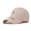 Dettaglio del ricamo 'C' e 'Chicago' sul cappellino da baseball in cotone lavato beige - Regolabile / Beige