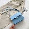 Lichtblauwe vierkante crossbodytas met trendy harsketting en verstelbare leren riem - Blauw