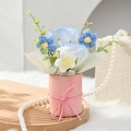 Künstlicher blau-weißer Seifenblumenstrauß in rosa Geschenkbox mit Schleife - Blaue Rosen Eimer (Ohne Geschenktüte)