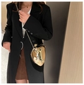 Dettaglio borsa a tracolla in acrilico specchiato dorato con catena su blazer nero - Oro Chiaro