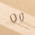 Orecchini a cerchio in argento S925 con perle bianche e zirconi cubici scintillanti - Argento 925 / Oro Bianco