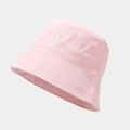 Vue détaillée du chapeau bob en coton rose avec broderie blanche de la lettre P devant - M (56-58cm) / Rose