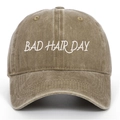Détail de la broderie BAD HAIR DAY sur casquette baseball vintage kaki délavé - Taille unique / Kaki