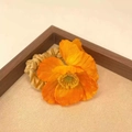 Elastico per capelli con grande papavero arancione in tessuto su vassoio di legno - Elastico per Capelli Papavero Arancione