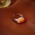 Verstellbarer Silberring mit ovalem orangefarbenem Stein auf luxuriösem Samthintergrund - Brauner Ovaler Cabochon (32#)