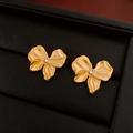 Makroaufnahme von goldener Blumen-Ohrstecker mit Kristall in einer schwarzen Box - 3# Silberstift - Goldene Strass-Schleifen-Ohrstecker