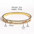 Détail d'un bracelet jonc carré en acier titane doré avec cinq diamants mobiles - Bracelet Jonc Or à Diamant Coulissant (Style 7)