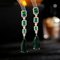 Eleganti orecchini a goccia in oro con pietre di smeraldo verde e zirconi - Verde