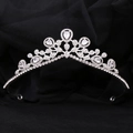 Elegantes Braut-Tiara in Silber mit strahlenden Zirkonia auf dunklem Hintergrund - Dickes Silber Weißer Zirkon / Silber