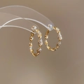 Dettaglio macro di orecchini a cerchio intrecciati in oro 18K con zirconi e perno in argento - Silver Earring Post - Oro (Placcato oro 18K)
