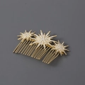Dettaglio del pettine per capelli vintage dorato con tre motivi a stella di strass - Oro