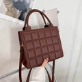 Sac à main matelassé marron avec surpiqûres carrées et doubles poignées rondes - café