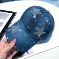 Blaue Denim-Baseballkappe mit Strass-Sternen und silbernen Metallnieten in der Hand - Verstellbar / Drei Sterne - Dunkelblau